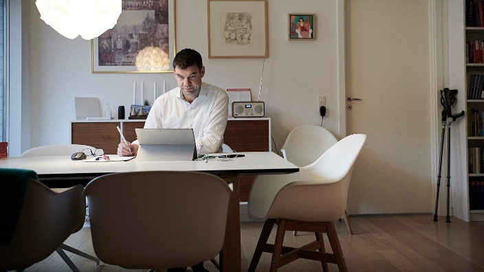 Lars sidder ved sit skrivebord