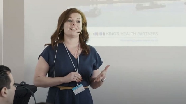 Se Sophie Medlins præsentation om, hvordan du kan hjælpe mennesker med stomi til at håndtere deres diæt