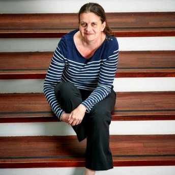 Anne Dalbjerg med sclerose, sidder på en bænk