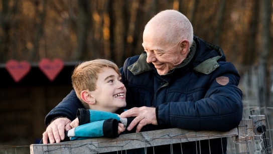 Torben ses sammen med hans barnebarn