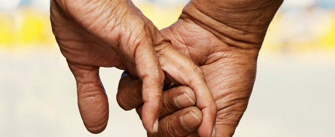 Coloplast Care - et par holder hinanden i hånden