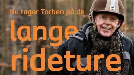 En glad Torben med ridehjelm