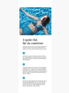 Kvinder flyder i skøn svømmingpool med bikini på