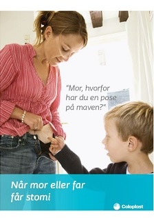 Mor står i køkken og barn peger på hendes stomipose på maven