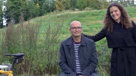 Simone og hendes far Bo står sammen på en grøn plæne.