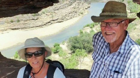 Ulrik og Mette i Australien. Står i den australske natur med flotte hatte på.