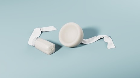 Produkt til tarmskylning. Hvidt kateter og lys turkis beholder